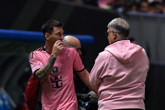 El entrenador argentino del Inter Miami, Gerardo Martino, en una conversación con Lionel Messi, capitán del equipo.