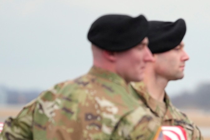 El presidente Joe Biden atiende al traslado de los restos de los soldados muertos durante el ataque contra una base de EE.UU. en Jordania.