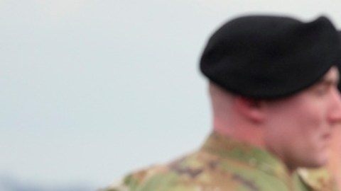 El presidente Joe Biden atiende al traslado de los restos de los soldados muertos durante el ataque contra una base de EE.UU. en Jordania.