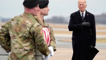 El presidente Joe Biden atiende al traslado de los restos de los soldados muertos durante el ataque contra una base de EE.UU. en Jordania.