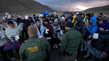 Agentes de CBP atienden en un campamento improvisado a inmigrantes que solicitan asilo usando la aplicación CBP One.