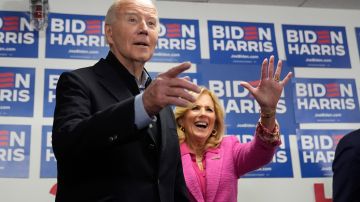 El presidente Biden y la primera dama en la sede de su campaña en Wilmington en espera de los resultados de Carolina del Sur.