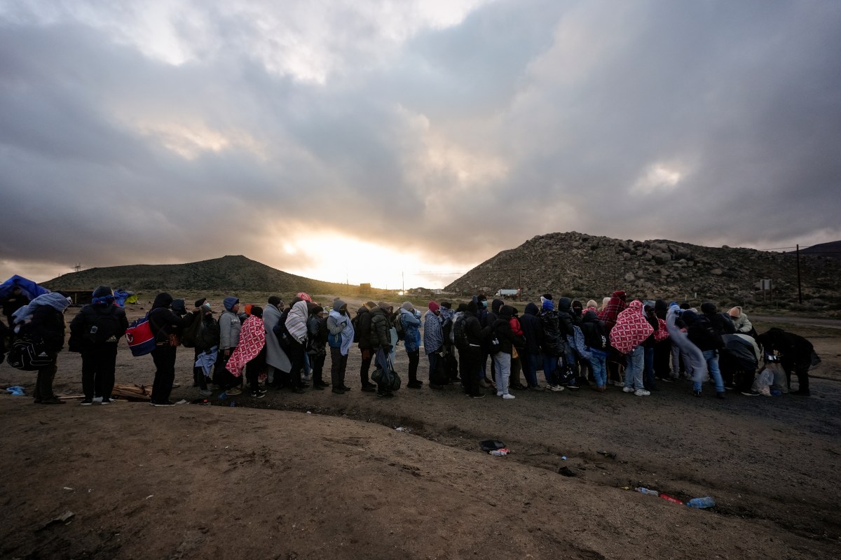 Campamento improvisado en la frontera de California recibe cientos de migrantes diariamente