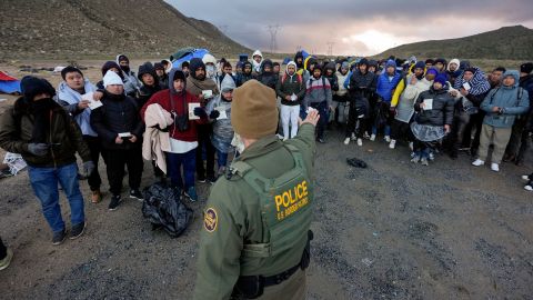 Campamento improvisado en la frontera de California recibe cientos de migrantes diariamente