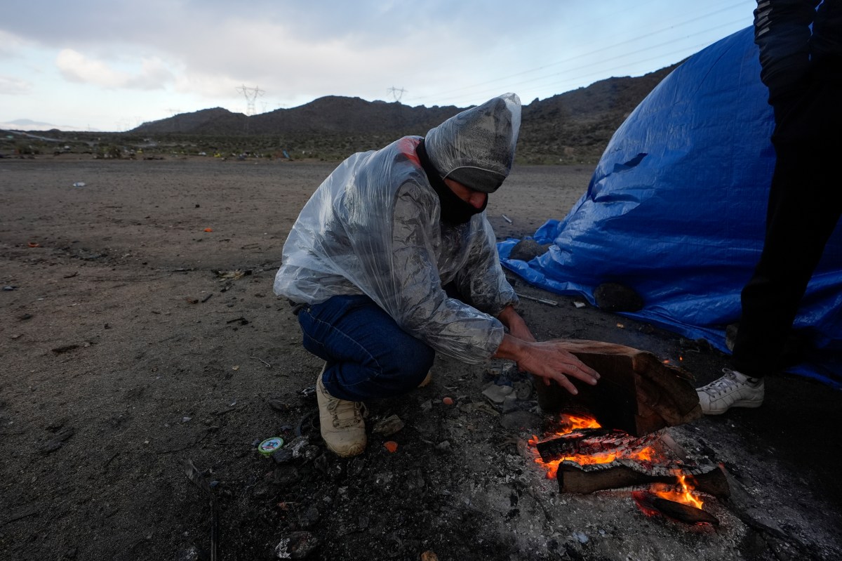 Campamento improvisado en la frontera de California recibe cientos de migrantes diariamente