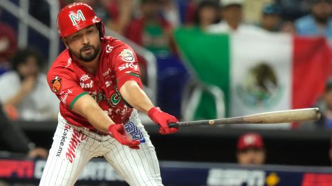 Roberto Valenzuela, bateador designado de los Naranjeros de Hermosillo de México, se ponchó durante el primer inning del encuentro ante los Tiburones de La Guaira de Venezuela.