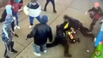 Policía de Nueva York busca a otros dos migrantes por el ataque contra agentes en Times Square