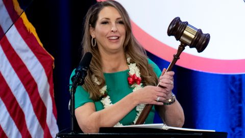 Ronna McDaniel ha discutido dejar su cargo con el expresidente Donald Trump.