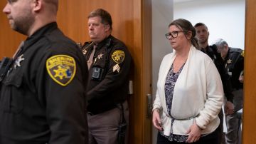 Jurado condena a madre del tirador de una escuela de Michigan por homicidio involuntario