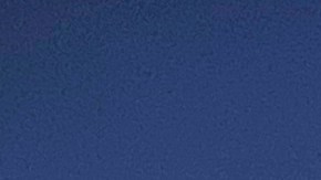 Agentes del orden rodean un vehículo que fue el objetivo de un ataque con aviones no tripulados de EE.UU. en Bagdad, Irak.