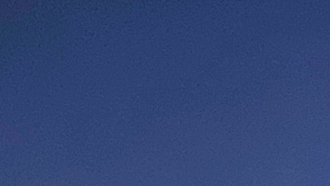 Agentes del orden rodean un vehículo que fue el objetivo de un ataque con aviones no tripulados de EE.UU. en Bagdad, Irak.