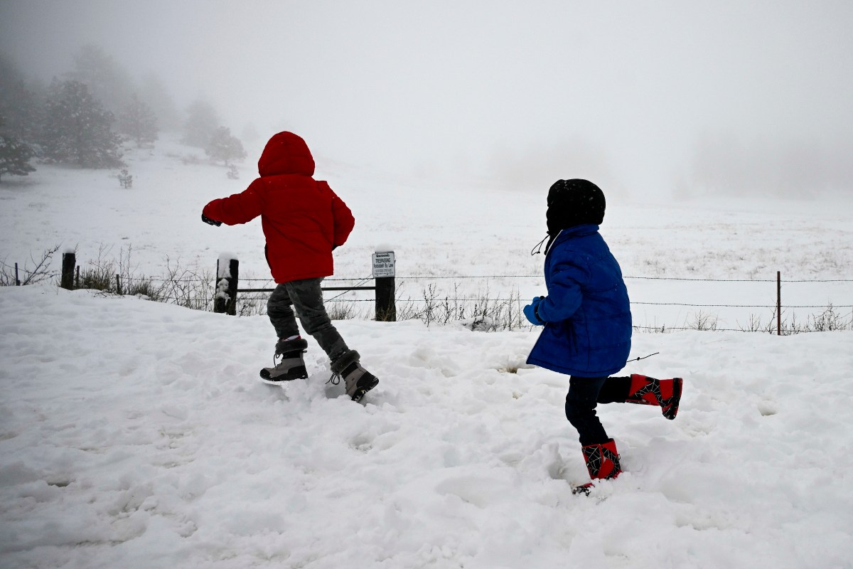 Tormentas invernales recargan las capas de nieve en las montañas del