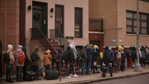 Autoridades hallaron a 87 migrantes hacinados en el sótano de una vivienda en Nueva York