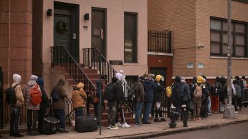 Autoridades hallaron a 87 migrantes hacinados en el sótano de una vivienda en Nueva York