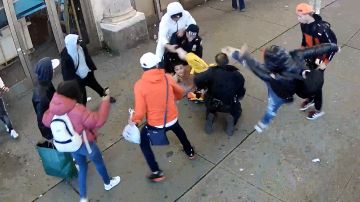 Migrante señalado por el ataque a policías de Nueva York es arrestado nuevamente por robar en Macy's