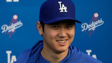 El astro japonés Shohei Ohtani firmó un mega contrato con los Dodgers por 10 temporadas y $700 millones de dólares.