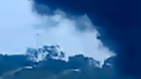 VIDEO: Dos muertos y tres heridos al estrellarse una avioneta en una autopista de Florida
