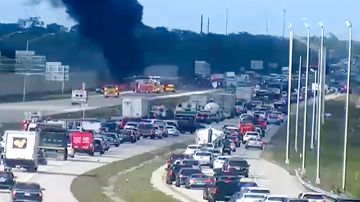 VIDEO: Dos muertos y tres heridos al estrellarse una avioneta en una autopista de Florida