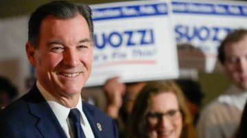 Tom Suozzi ganó las elecciones especiales en Nueva York y reemplaza a George Santos en la Cámara.