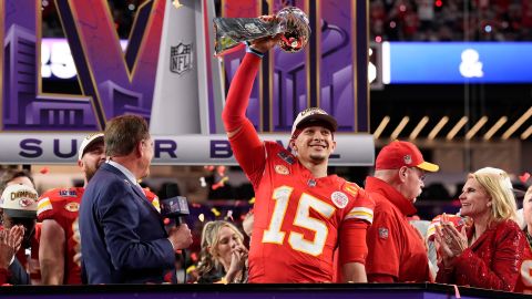 Patrick Mahomes celebrando la conquista del Super Bowl por parte de los Kansas City Chiefs por segunda edición consecutiva.