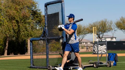 El astro japonés Shohei Ohtani acaparando todas las miradas durante los primeros días del spring training.