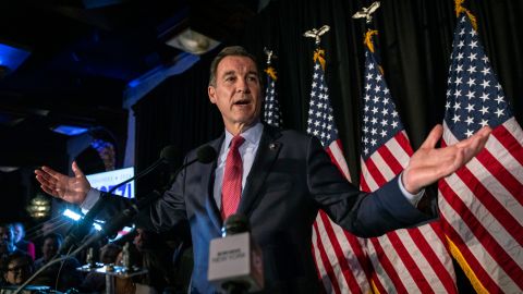 Tom Suozzi volverá a la Cámara de Representantes tras ganar el Distrito 03 de Nueva York.