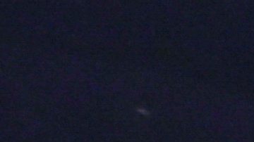 Shaquille O'Neal en el podio durante el homenaje que le hizo Orlando Magic.