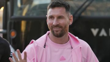 Inter Miami forward Lionel Messi waves to photographers as he arrives ahead of a friendly soccer match against Newell's Old Boys, Thursday, Feb. 15, 2024, in Fort Lauderdale, Fla. (AP Photo/Rebecca Blackwell)