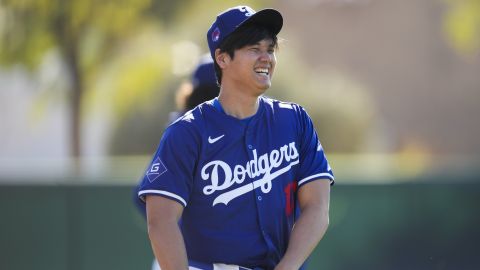 Shohei Ohtani recibió una breve clase de español por parte de Teoscar Hernández.