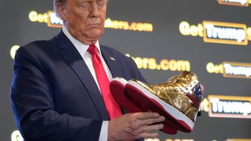 Donald Trump presentó su línea de zapatillas doradas de Trump en Sneaker Con en Filadelfia.