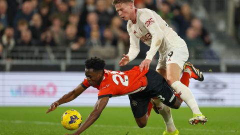 Manchester United's Scott McTominay, top, duels for the ball with Luton Town's Albert Sambi Lokonga during the English Premier League soccer match between Luton Town and Manchester United at Kenilworth Road, in Luton, England, Sunday, Feb. 18, 2024. (AP Photo/Ian Walton)