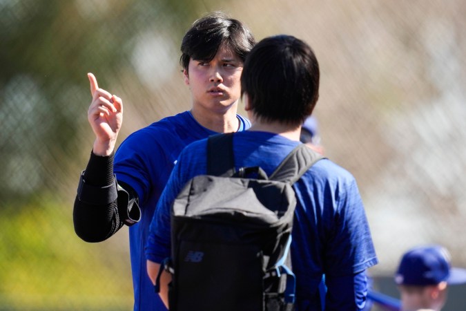 Shohei Ohtani, nueva figura de Los Ángeles Dodogers, junto a su intérprete quien lo ha estado acompañando en cada momento de este Spring Training.