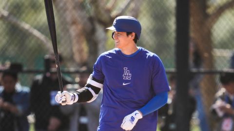 El astro japonés de Los Ángeles Dodgers, Shohei Ohtani, durante una de las varias prácticas de bateo que ha realizado en este Spring Training.