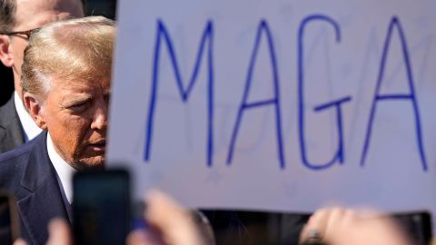El expresidente Trump planea una dura agenda migratoria.