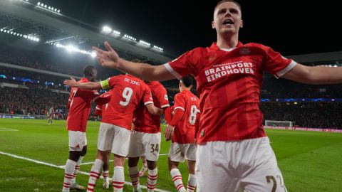 Los jugadores del PSV Eindhoven celebrando una nueva victoria con la que amplían su ventaja en la cima del campeonato neerlandés.