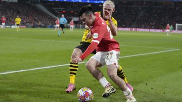 El Chucky Lozano en un partido correspondiente a la UEFA Champions League contra el Borussia Dortmund.