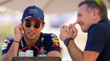 El mexicano Sergio "Checo" Pérez conversando con el director de la escudería Red Bull, Christian Horner, durante la pretemporada en Bahréin.