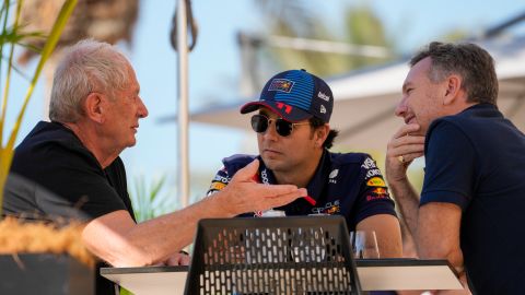 Sergio "Checo" Pérez conversando con Helmut Marko y el director de Red Bull, Christian Horner, en Bahréin.