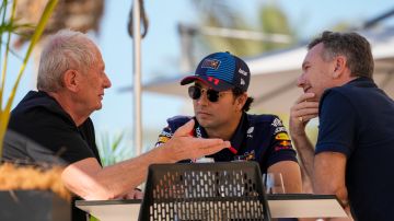 Sergio "Checo" Pérez conversando con Helmut Marko y el director de Red Bull, Christian Horner, en Bahréin.