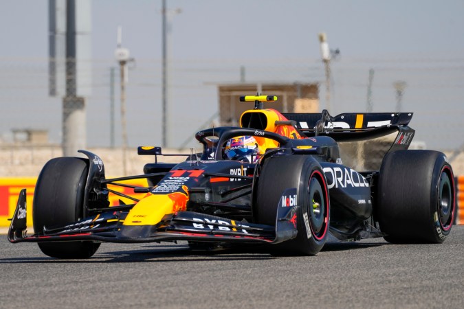 Sergio "Checo" Pérez, quien en el Gran Premio de Bahréin de la pasada temporada se logró subir al podio tras terminar en el segundo puesto por detrás de Max Verstappen, espera volver a estar entre los primeros.