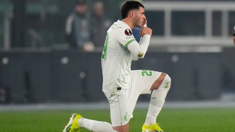 Santiago Giménez celebrando su gol en el minuto 5 del encuentro disputado el jueves entre el Feyenoord y la AS Roma en la Europa League.