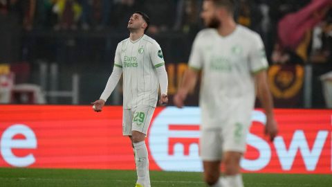 Feyenoord's Santiago Gimenez, left, celebrates after he scored his side's first goal during the Europa League play-off second leg soccer match between Roma and Feyenoord at Rome's Olympic stadium, Thursday, Feb. 22, 2024 (AP Photo/Alessandra Tarantino)