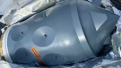 La foto muestra una ojiva de fabricación iraní con destino a los hutíes de Yemen, incautada de un barco en el Mar Arábigo.