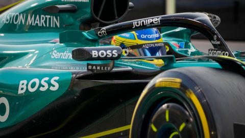 El español de la escudería Aston Martin, Fernando Alonso, durante la pretemporada de la Fórmula 1 que se está llevando a cabo en Bahréin.