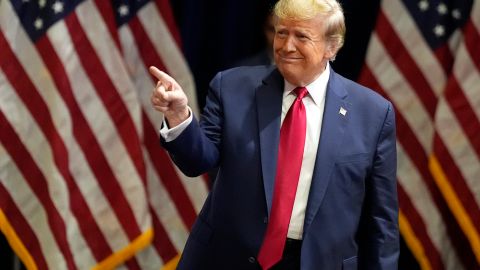 El candidato presidencial republicano Donald Trump, llega a un mitin de campaña en Rock Hill, Carolina del Sur.