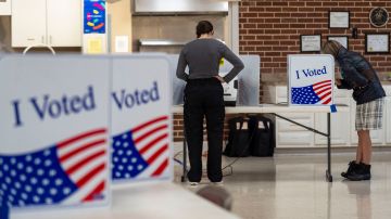 La gente vota en un distrito electoral durante las primarias republicanas de Carolina del Sur.