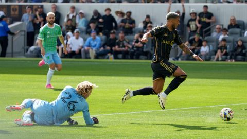 Denis Bouanga, goleador del LAFC, dribla al portero Andrew Thomas, de Seattle, en un ataque en el primer tiempo que fue salvado por la defensa.