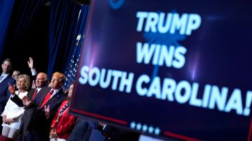 Donald Trump llega a una fiesta nocturna de las elecciones primarias en el recinto ferial estatal de Carolina del Sur en Columbia.