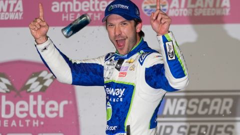 El piloto mexicano Daniel Suárez celebrando la victoria que consiguió este domingo en el Atlanta Motor Speedway.