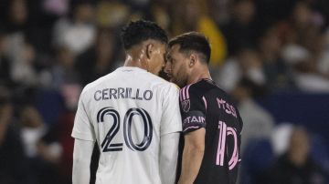 Momento del altercado entre Edwin Cerrillo y Lionel Messi durante el primer tiempo del juego en Carson, California.